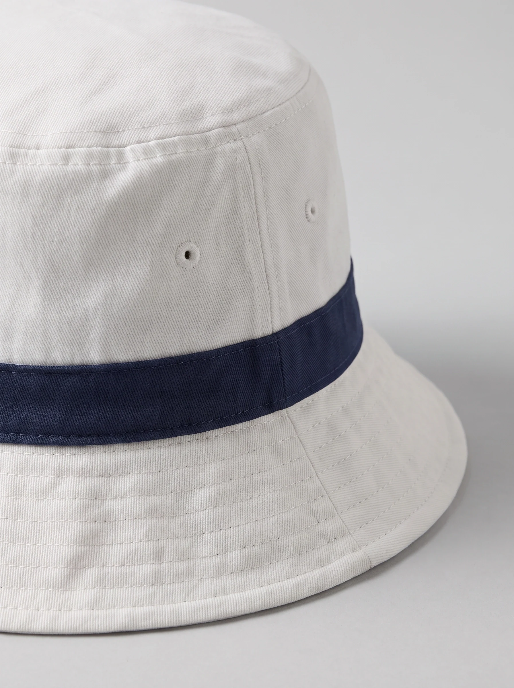 White Wide Brim Golf Bucket, unisex caps, Crown band and brim stitching detail
